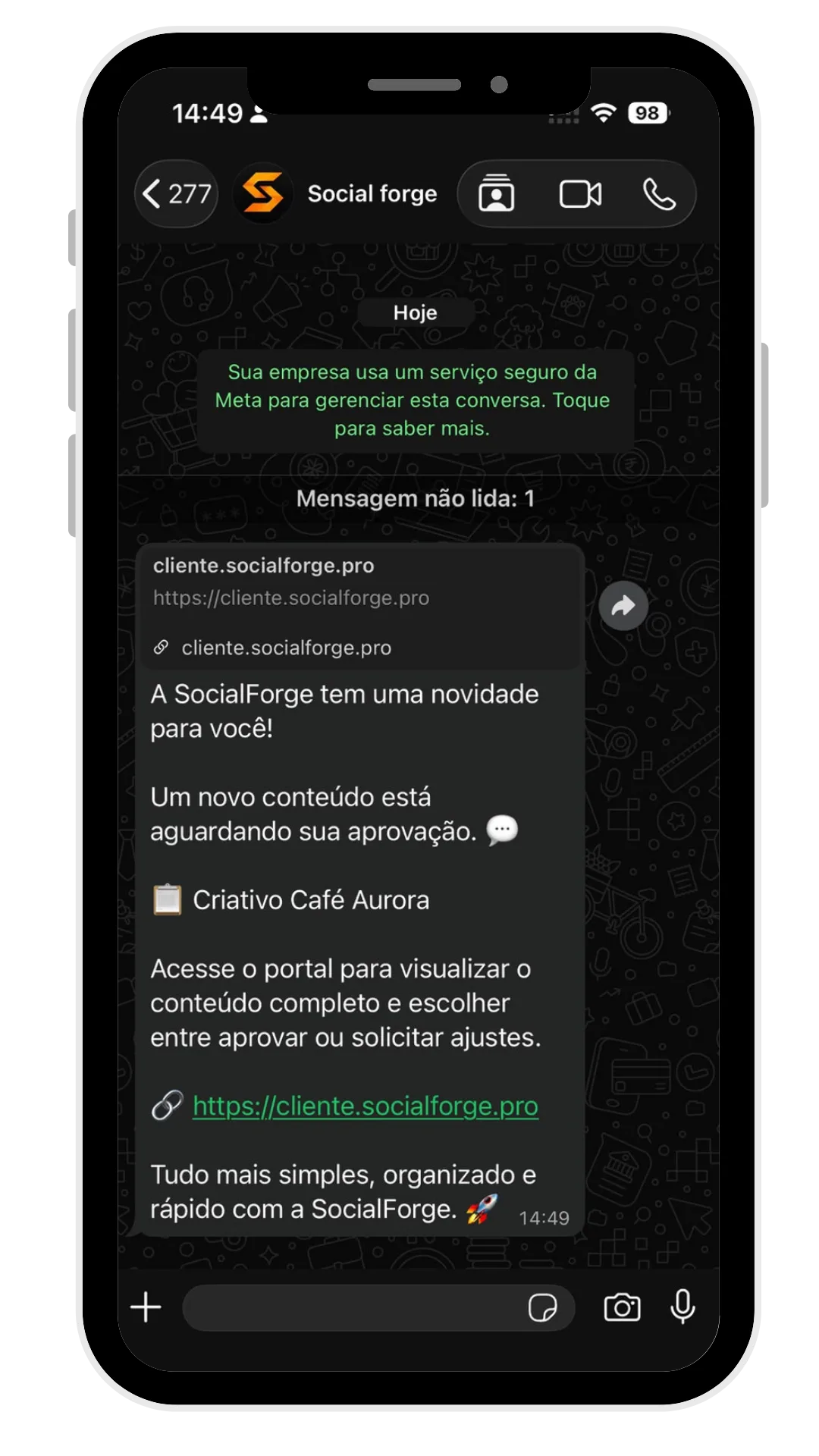 Conversa de aprovação da SocialForge no WhatsApp, exibida num iPhone